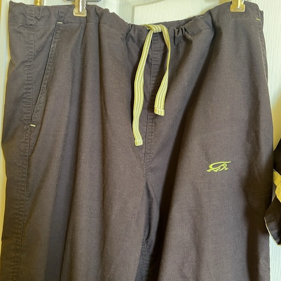 Iguana Med szS/P charcoal w chartreuse trim scrub set - Picture 3 of 10